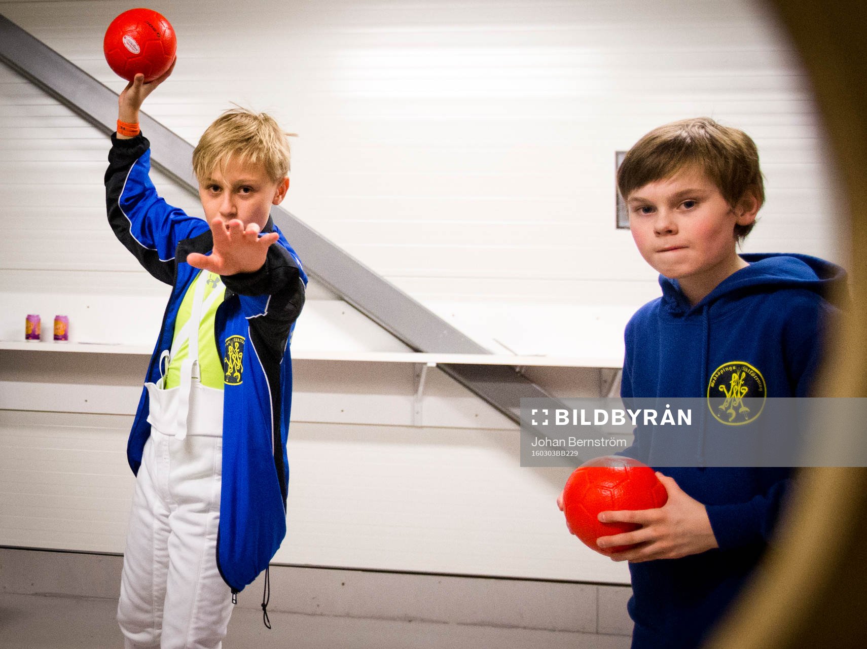 Tema idrottens dag där ungdomar testar handboll