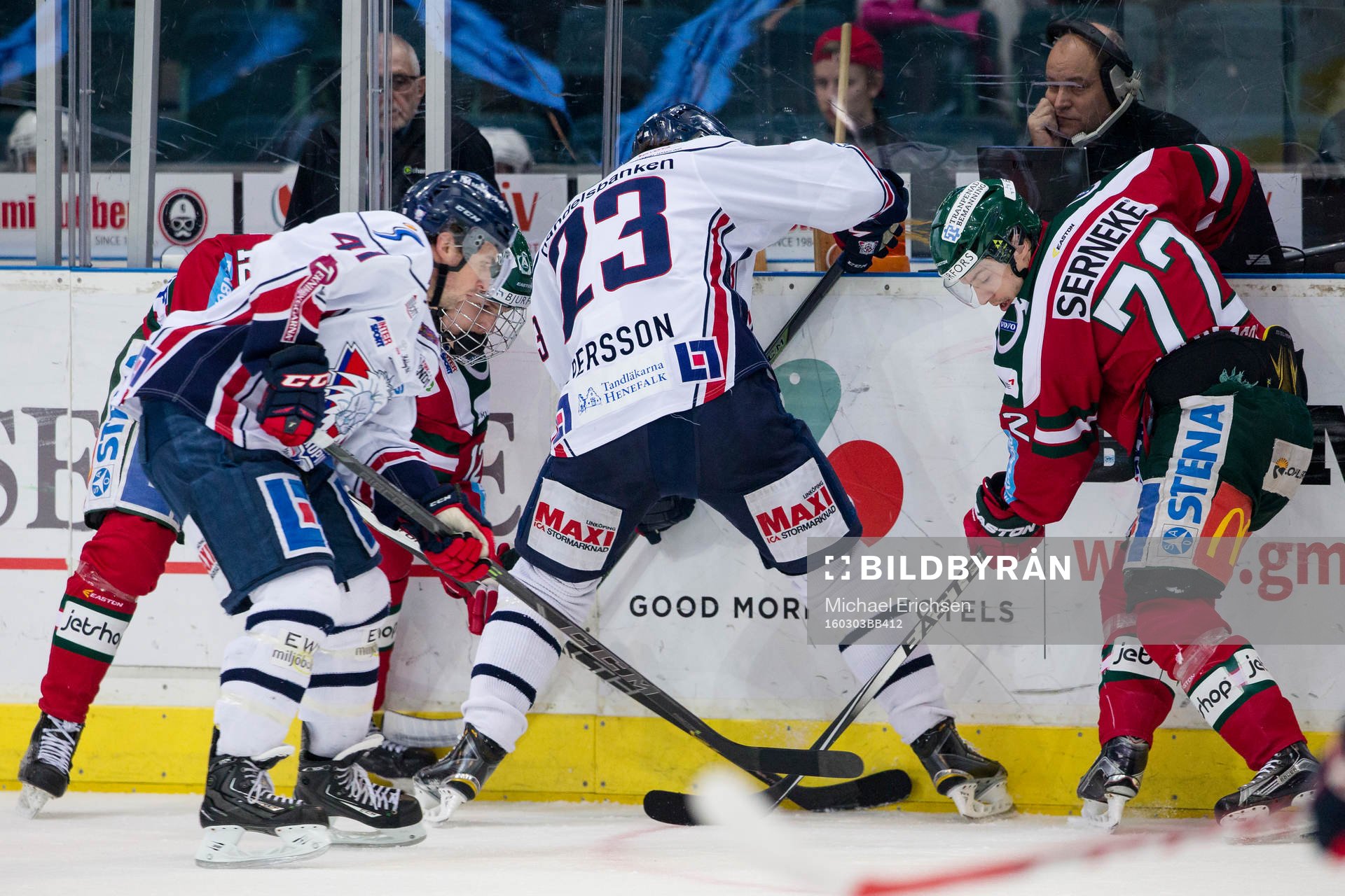 Kamp om pucken mellan Linköpings Niklas Persson och