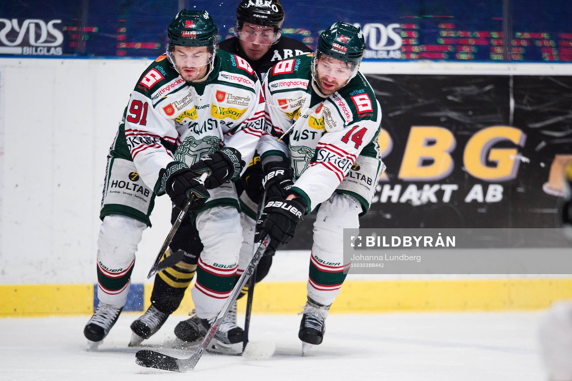 s Jesper Frödén bakom sig