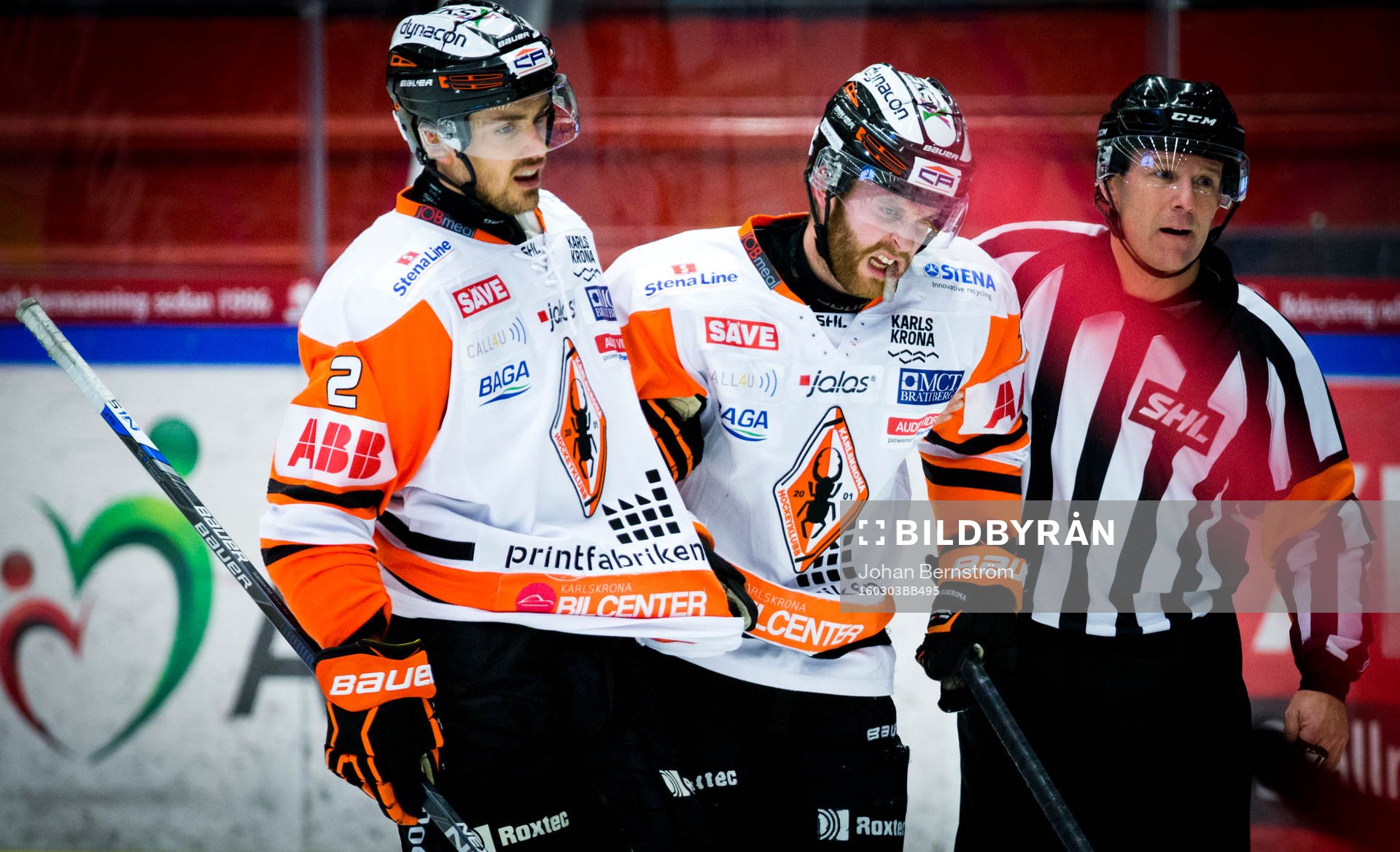 Karlskronas Mattias Guter åker in i sargen och skadar sig