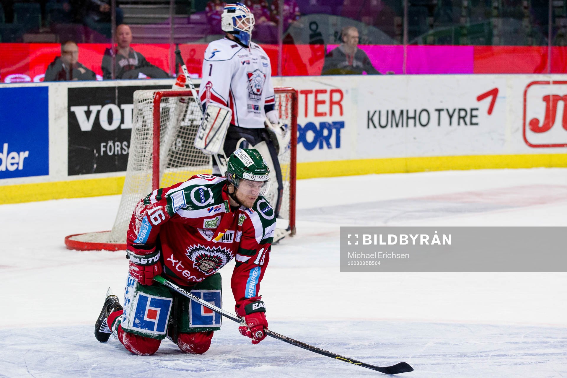Frölundas Anton Axelsson liggande med skada