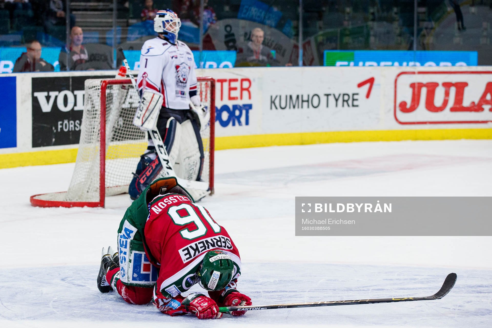 Frölundas Anton Axelsson liggande med skada