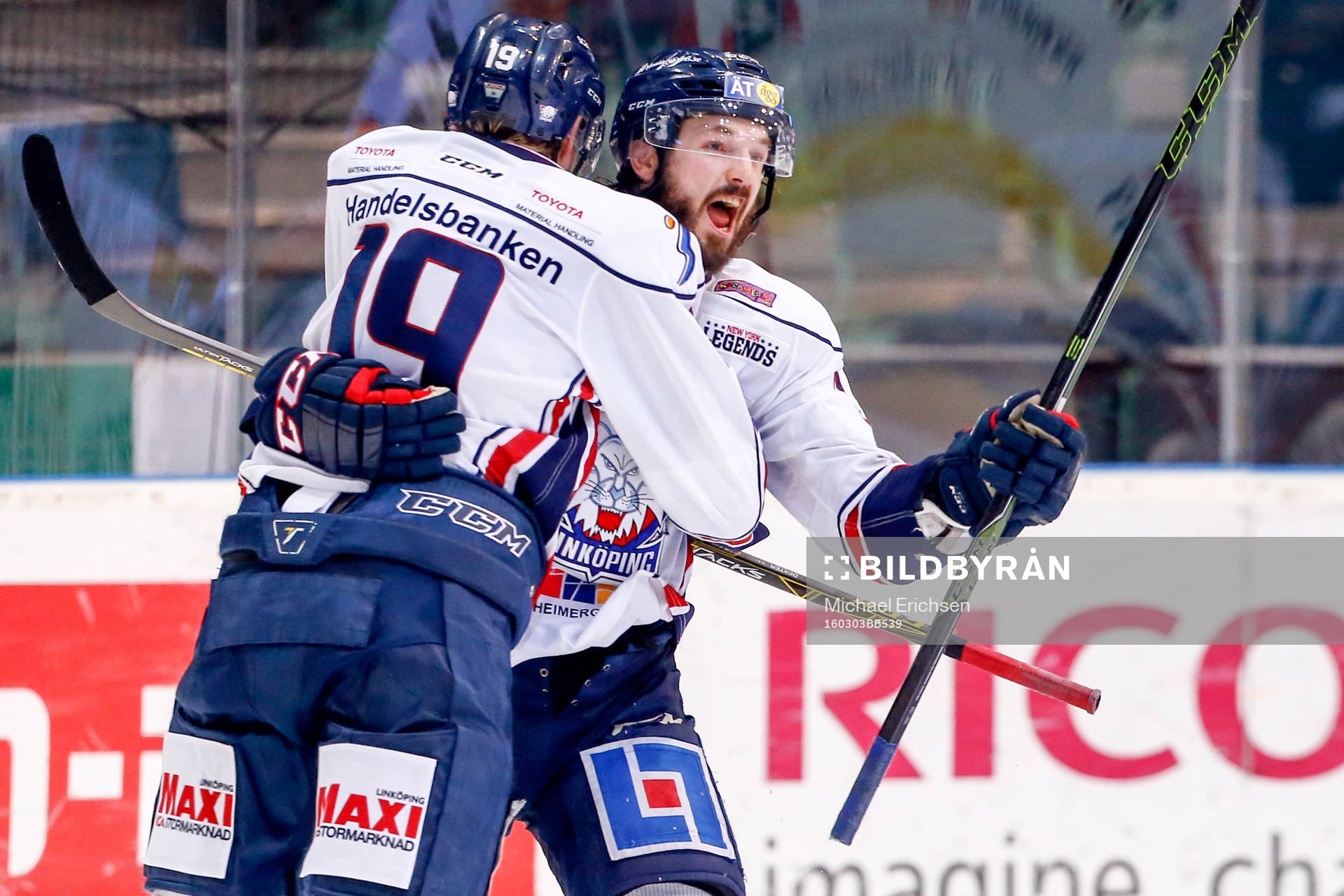 Linköpings Niklas Persson jublar med Petter Hansson
