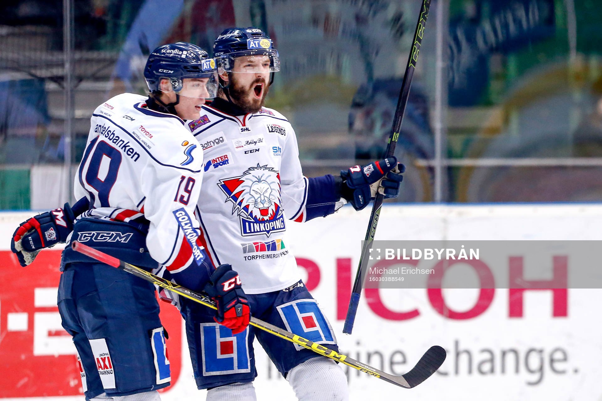 Linköpings Niklas Persson jublar med Petter Hansson