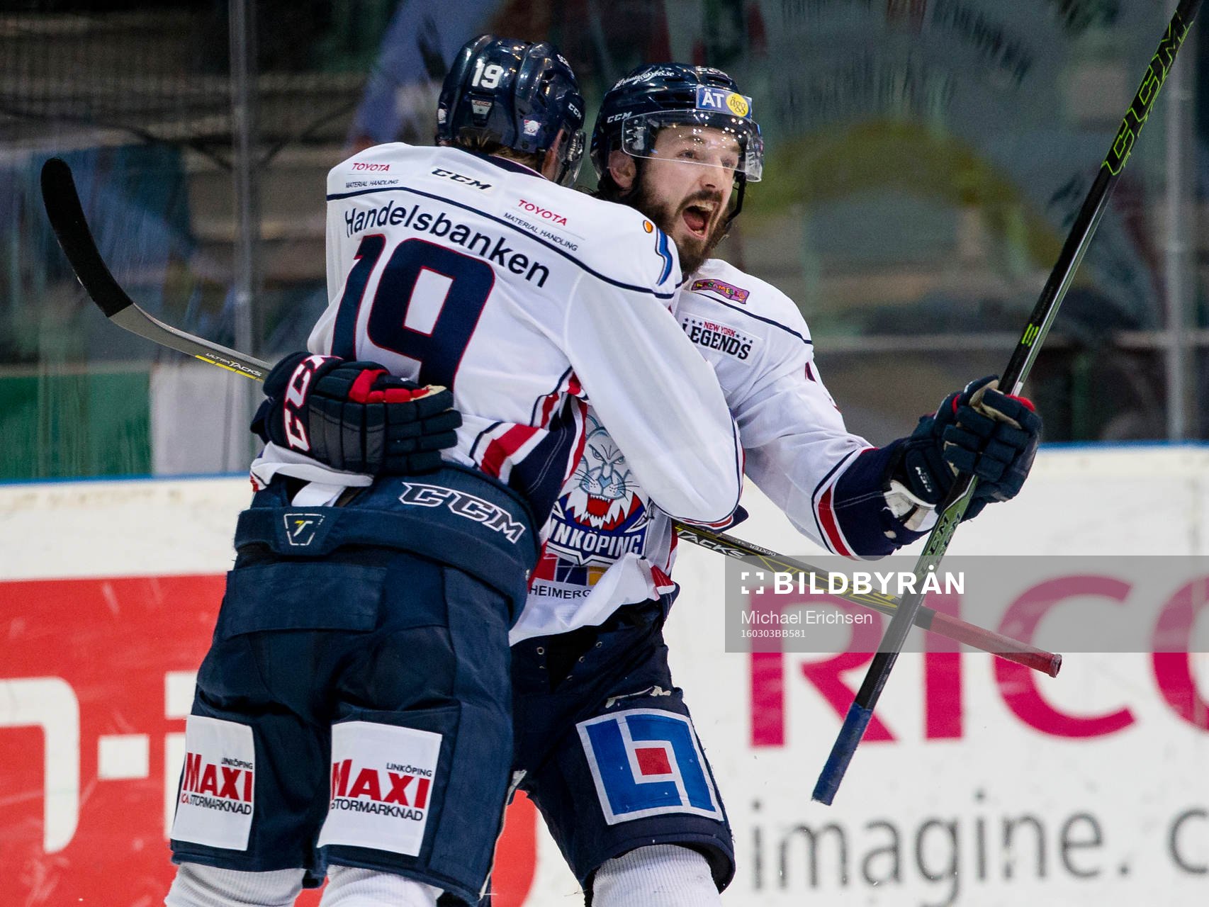 Linköpings Niklas Persson jublar ihop med Petter Hansson