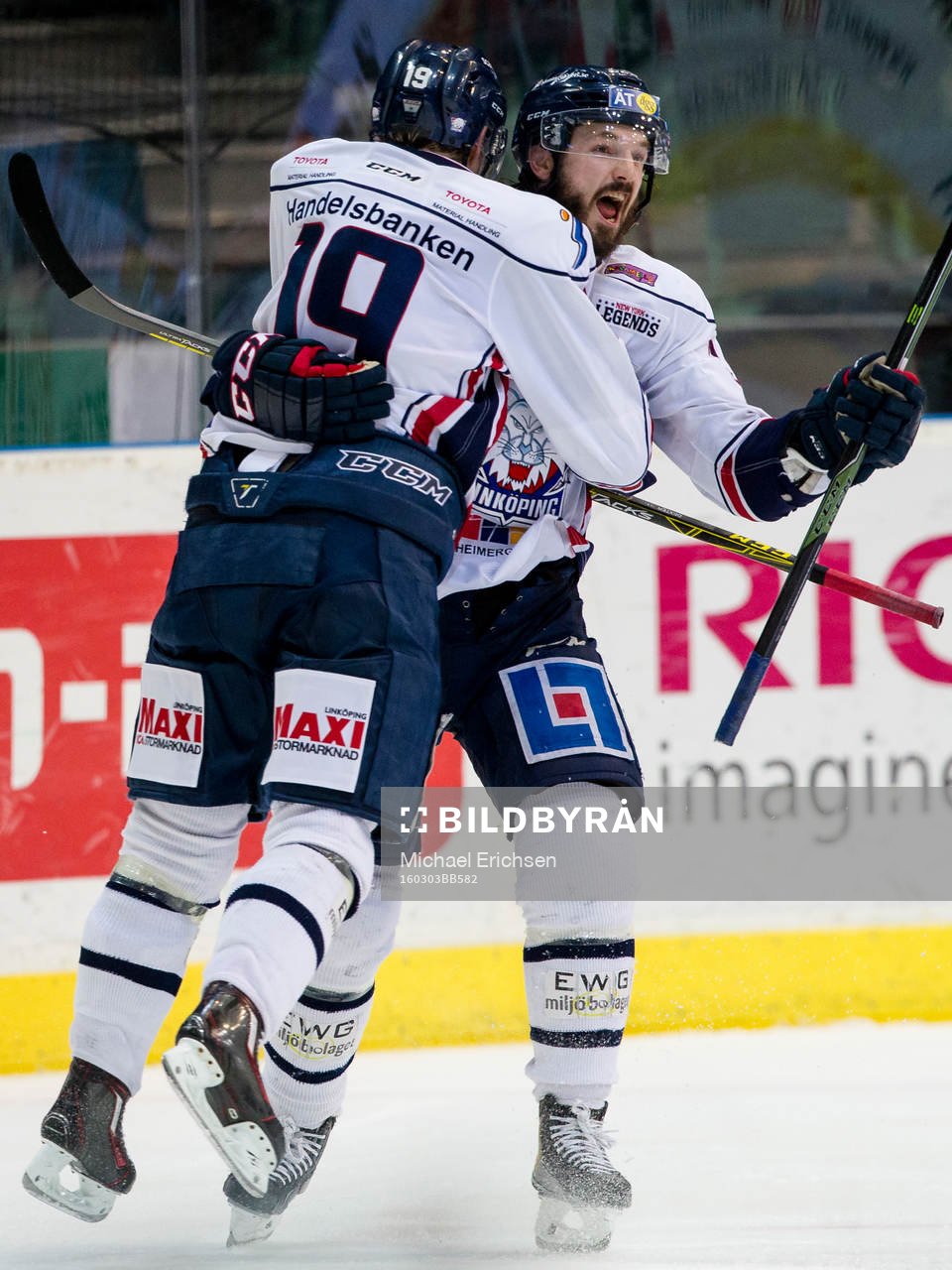 Linköpings Niklas Persson jublar ihop med Petter Hansson
