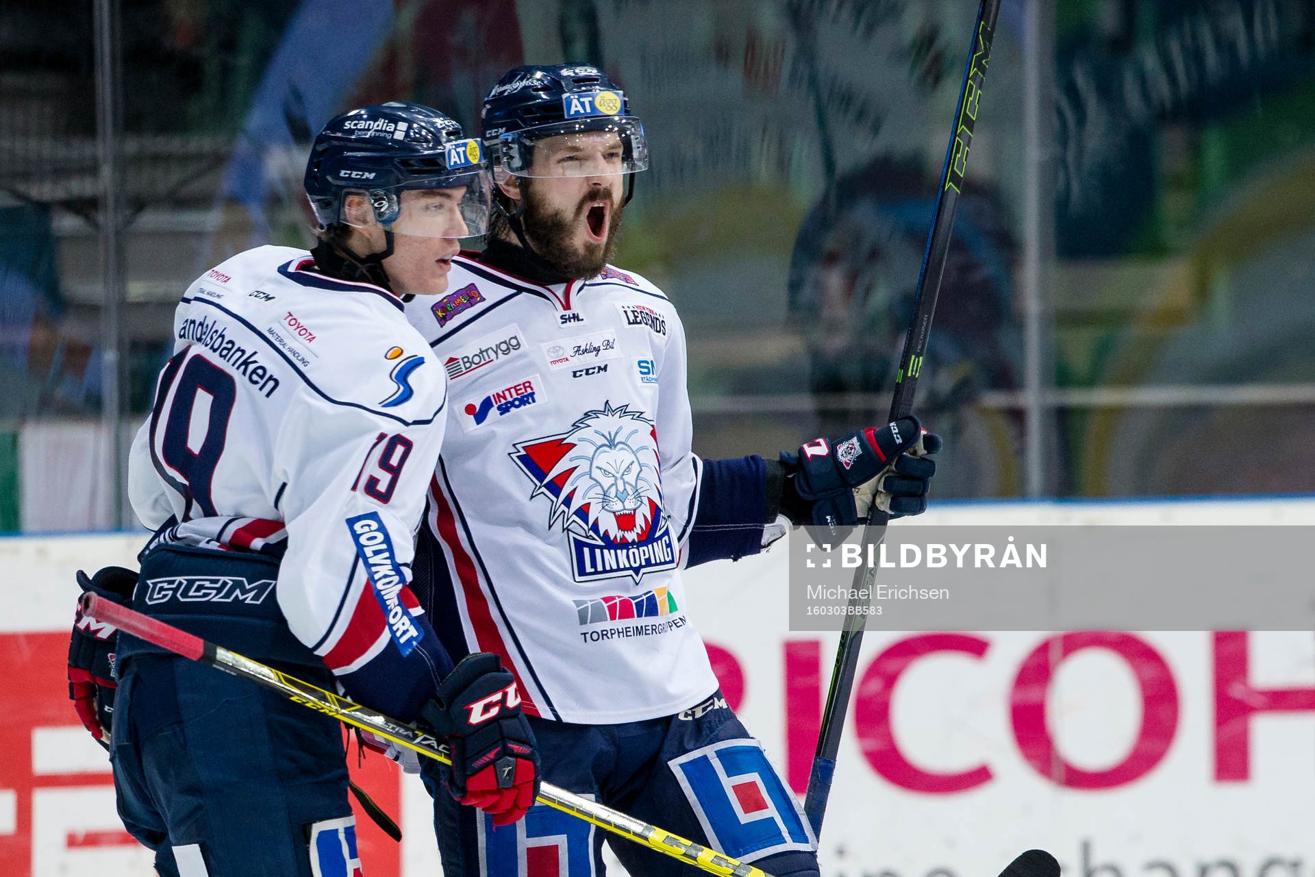 Linköpings Niklas Persson jublar ihop med Petter Hansson