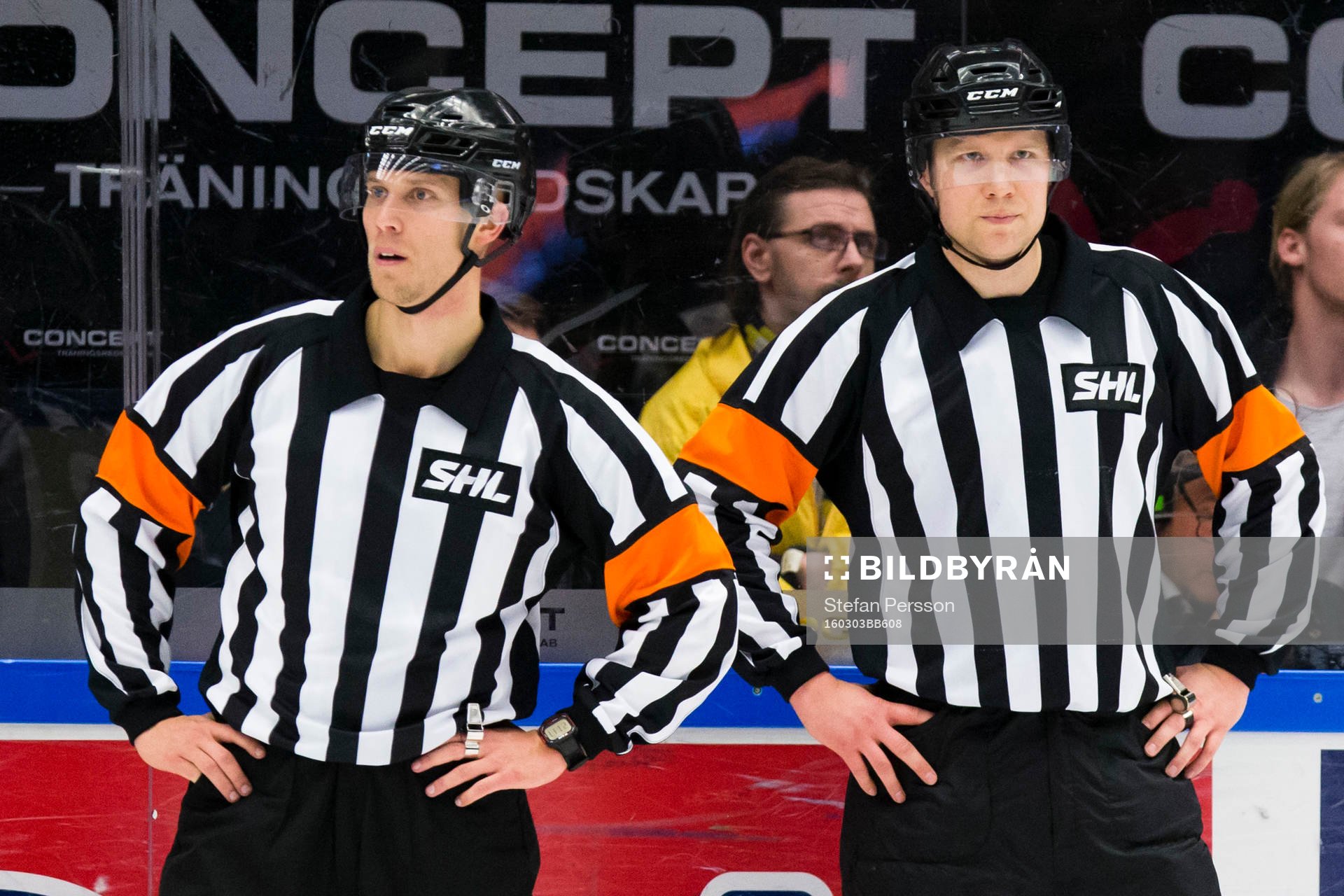 Domarna Andreas Harnebring och Aleksi Rantala