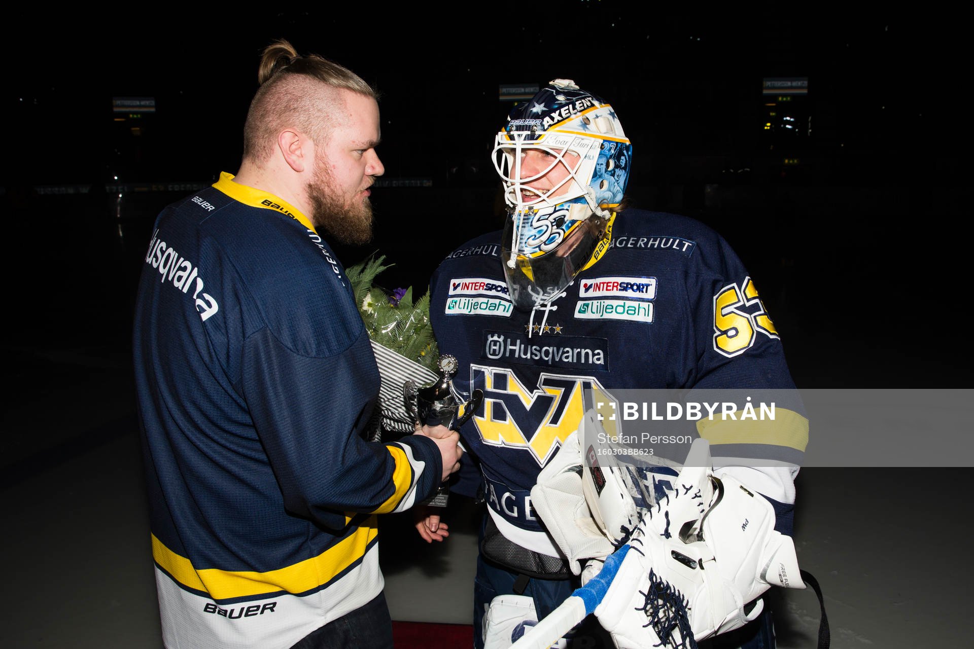 North Bank Supporters ordförande Jens Sehlstedt delar ut
