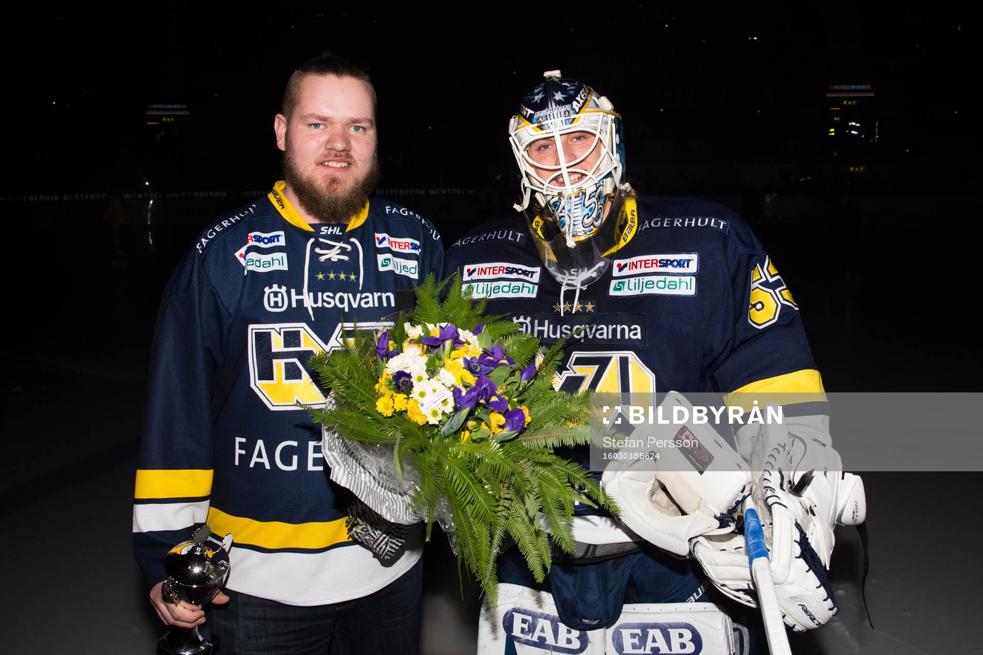 North Bank Supporters ordförande Jens Sehlstedt delar ut