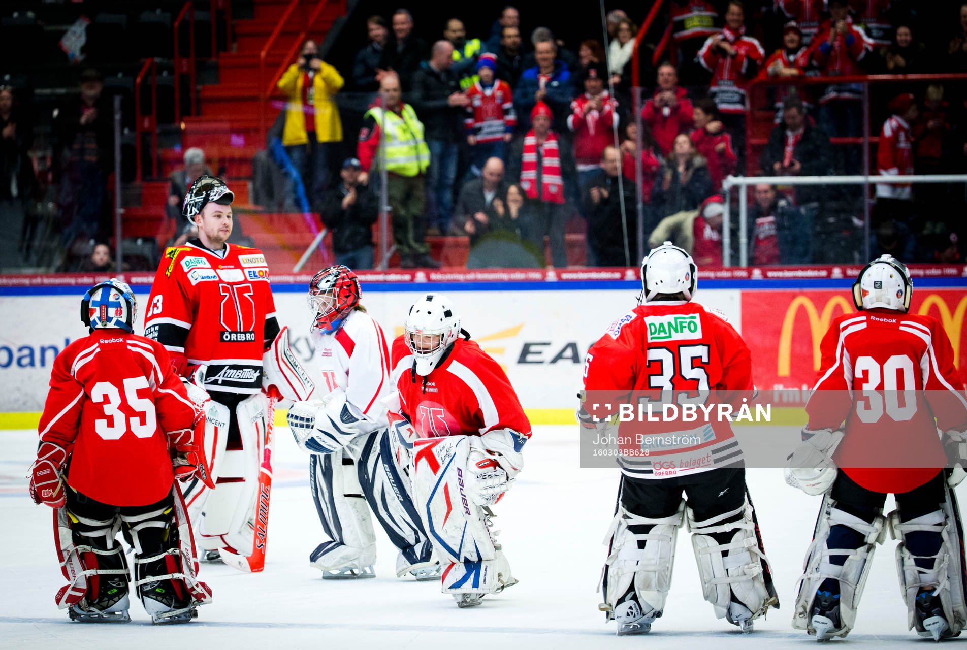 Örebros målvakt Julius Hudacek firar segern