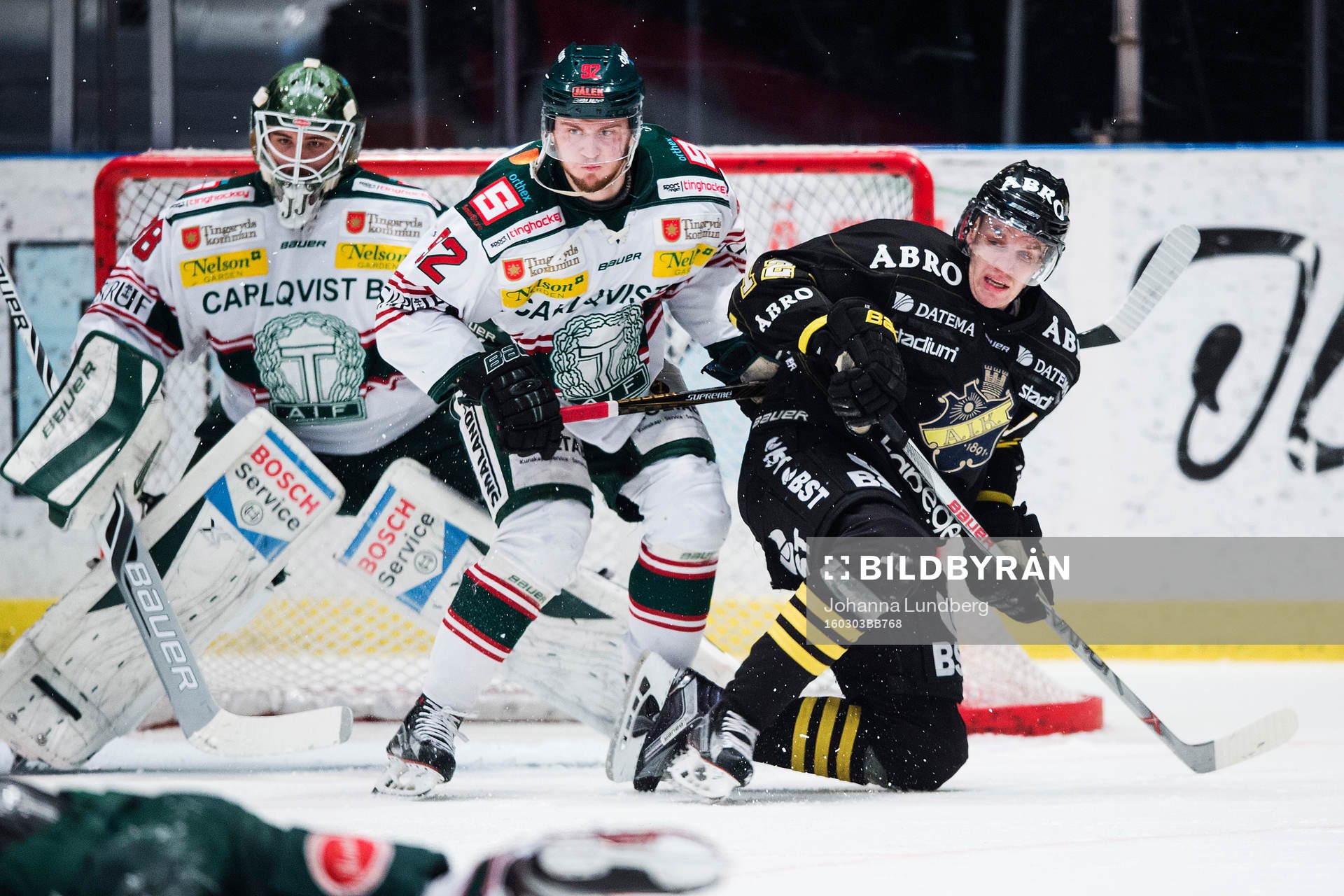 s Fredrik Hynning framför målvakt Johannes Jönsson