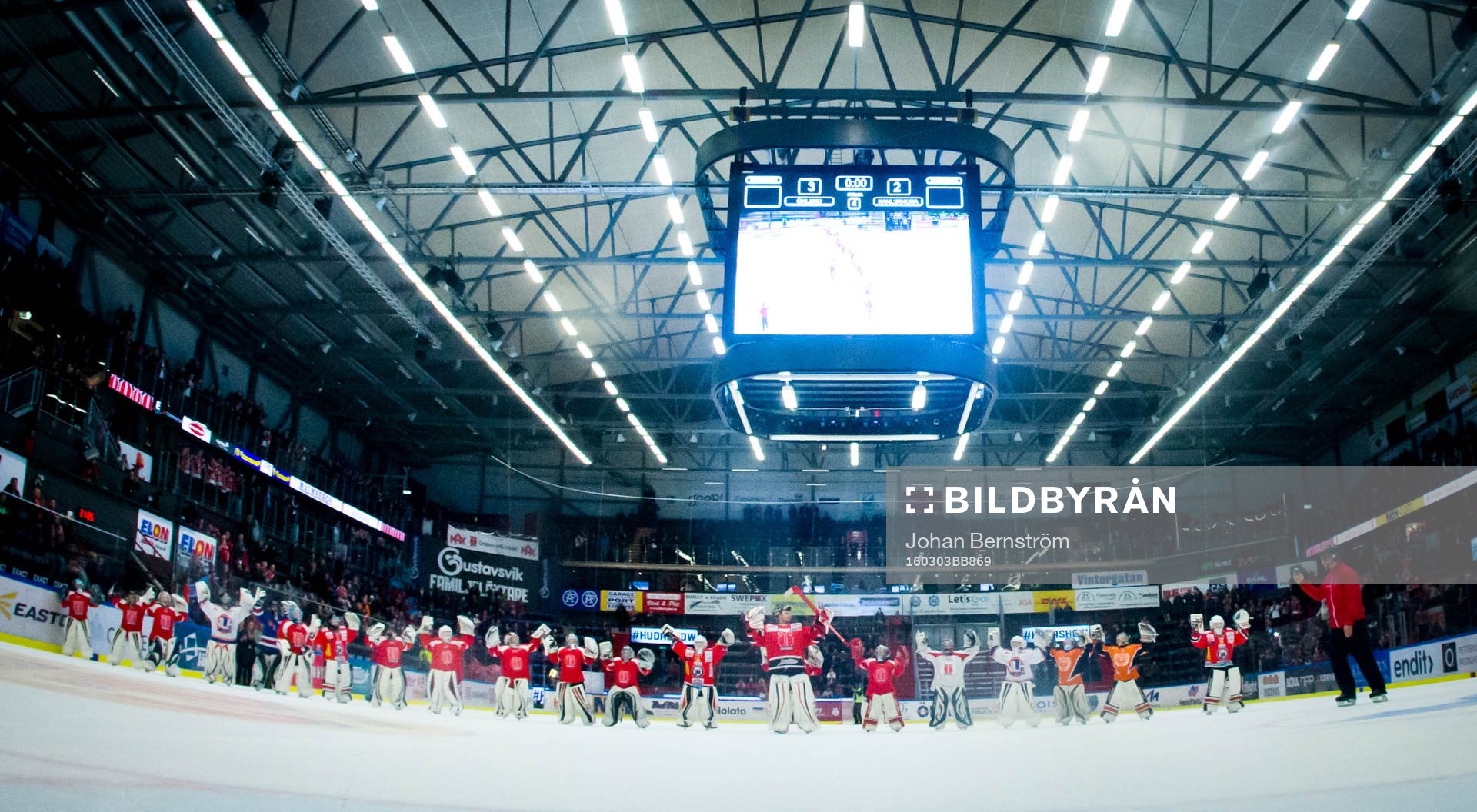 Örebros målvakt Julius Hudacek firar segern