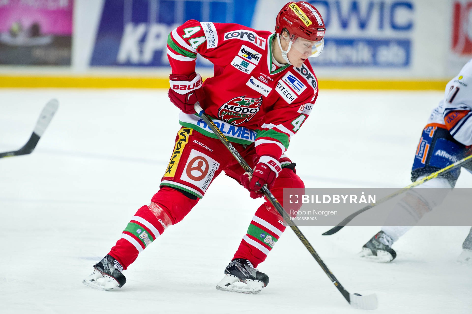 Modos Carl Grundström nder ishockeymatchen i SHL mellan