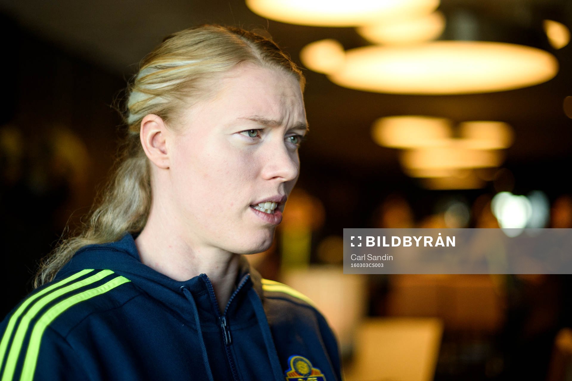 Sveriges målvakt Hedvig Lindahl blir intervjuad