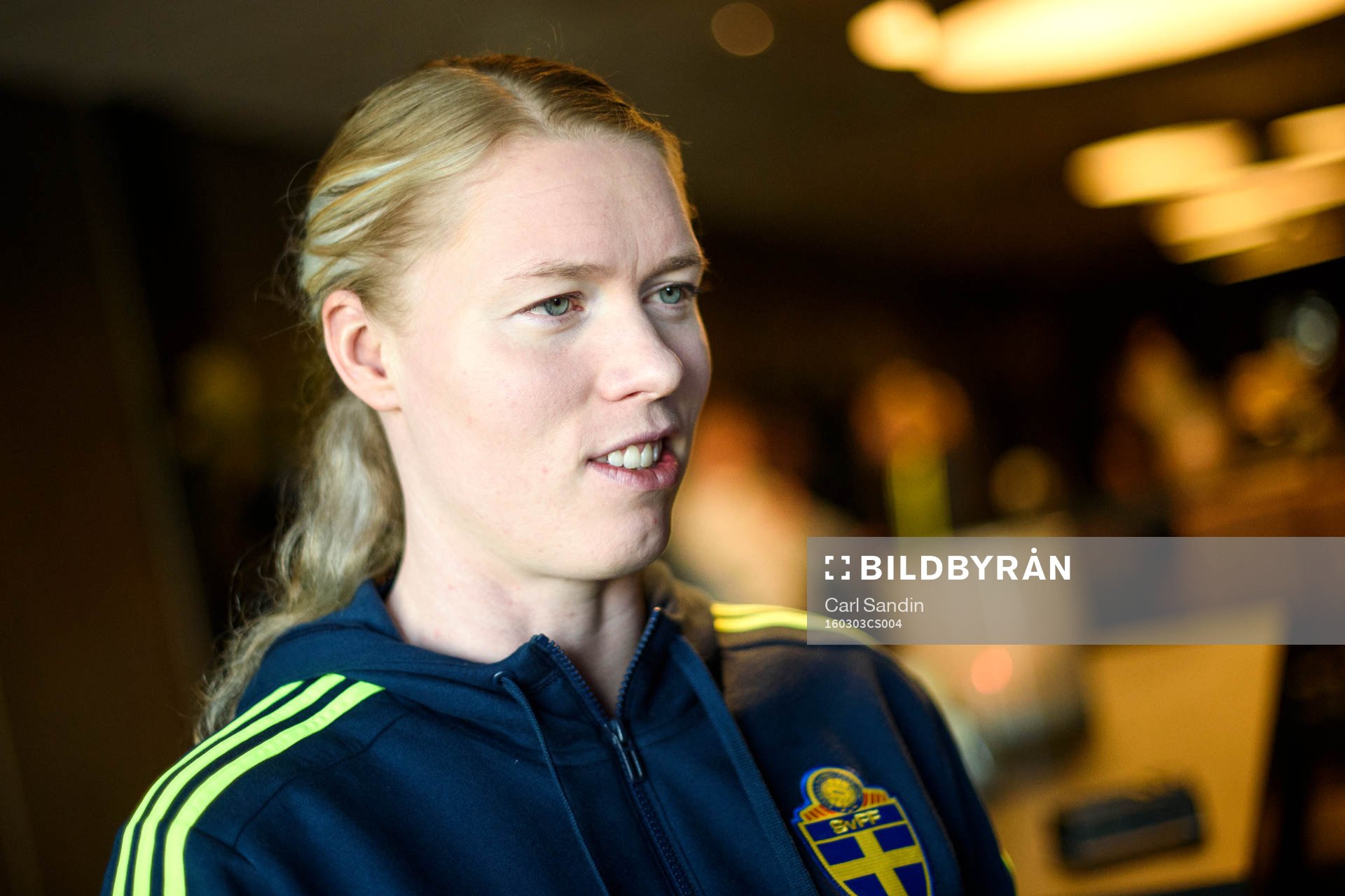 Sveriges målvakt Hedvig Lindahl blir intervjuad
