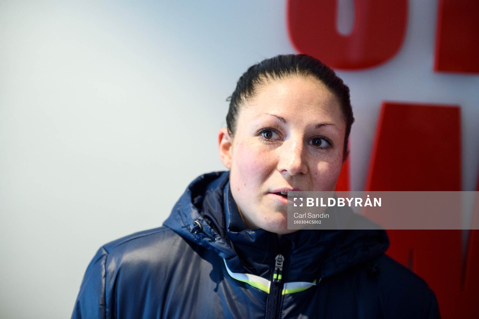 Sveriges Josefin Johansson bli intervjuad efter en träning med det svenska damlandslaget i fotboll den 4 mars 2016 i Rotterdam.
