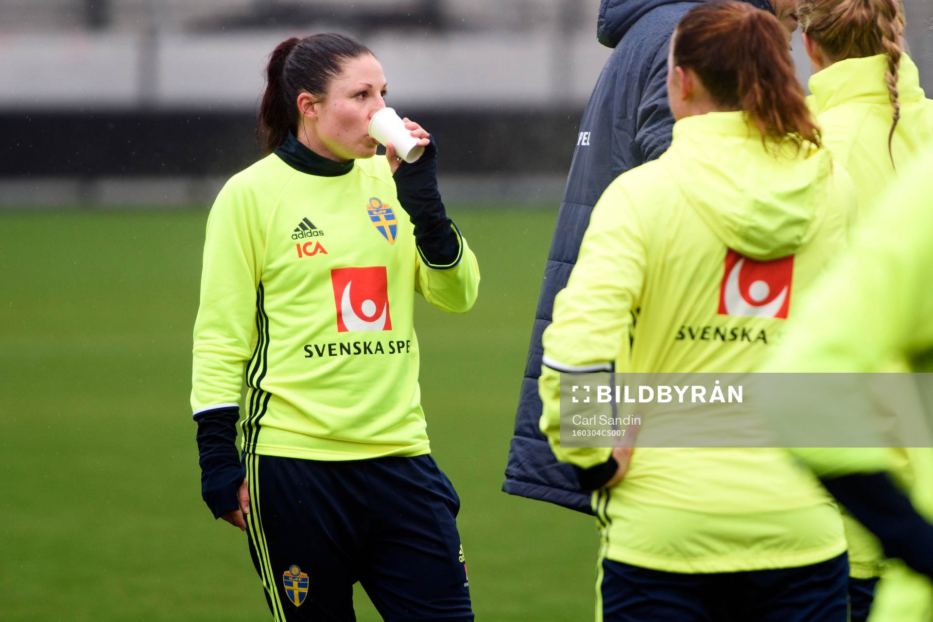 Sveriges Josefine Johansson dricker under en träning med det svenska damlandslaget i fotboll den 4 mars 2016 i Rotterdam.