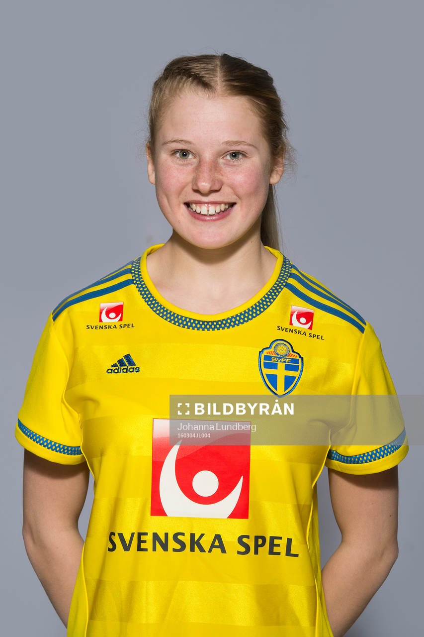 Lisa Palm som spelar i F16 landslaget, poserar för ett porträtt den 4 mars 2016 i Stockholm.