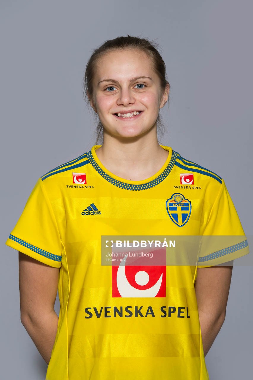 Ida Lyberg som spelar i F16 landslaget
