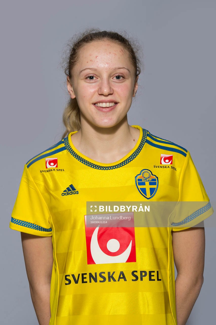Olivia Wänglund som spelar i F16 landslaget