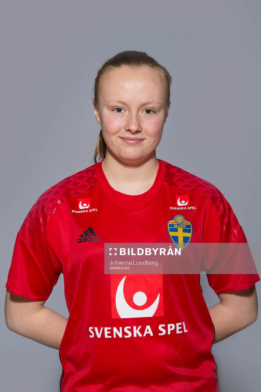Vendela Velander som spelar i F16 landslaget, poserar för ett porträtt den 4 mars 2016 i Stockholm.