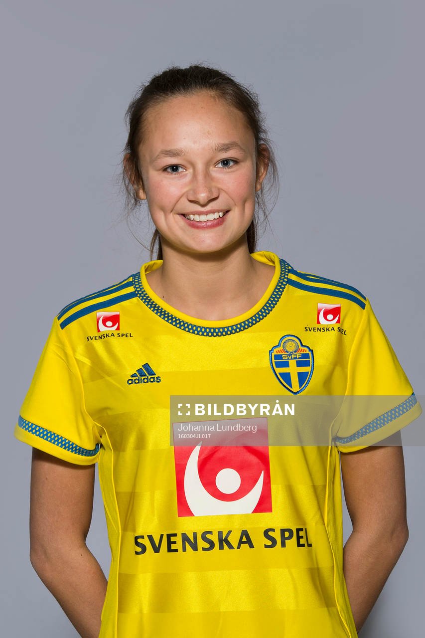 Julia Welin som spelar i F16 landslaget