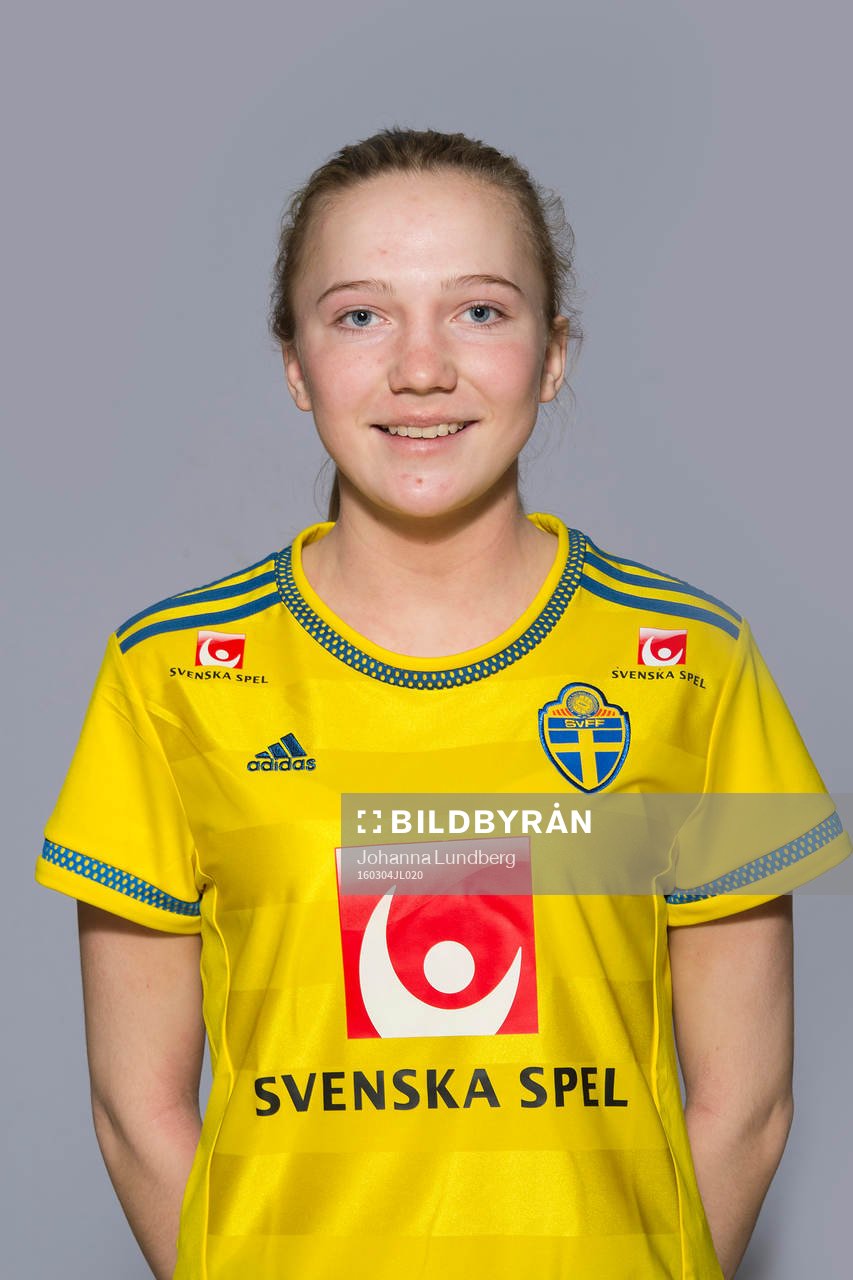Hanna Bauer som spelar i F16 landslaget