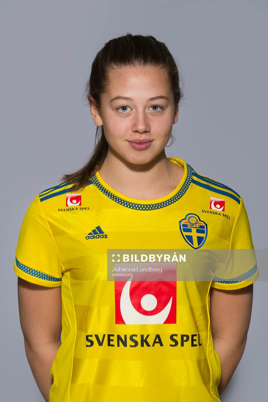 Cornelia Kapocs som spelar i F16 landslaget