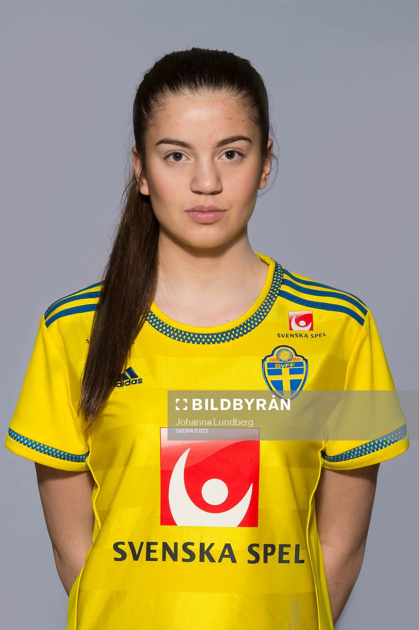 Azra Tokovic som spelar i F16 landslaget, poserar för ett porträtt den 4 mars 2016 i Stockholm.