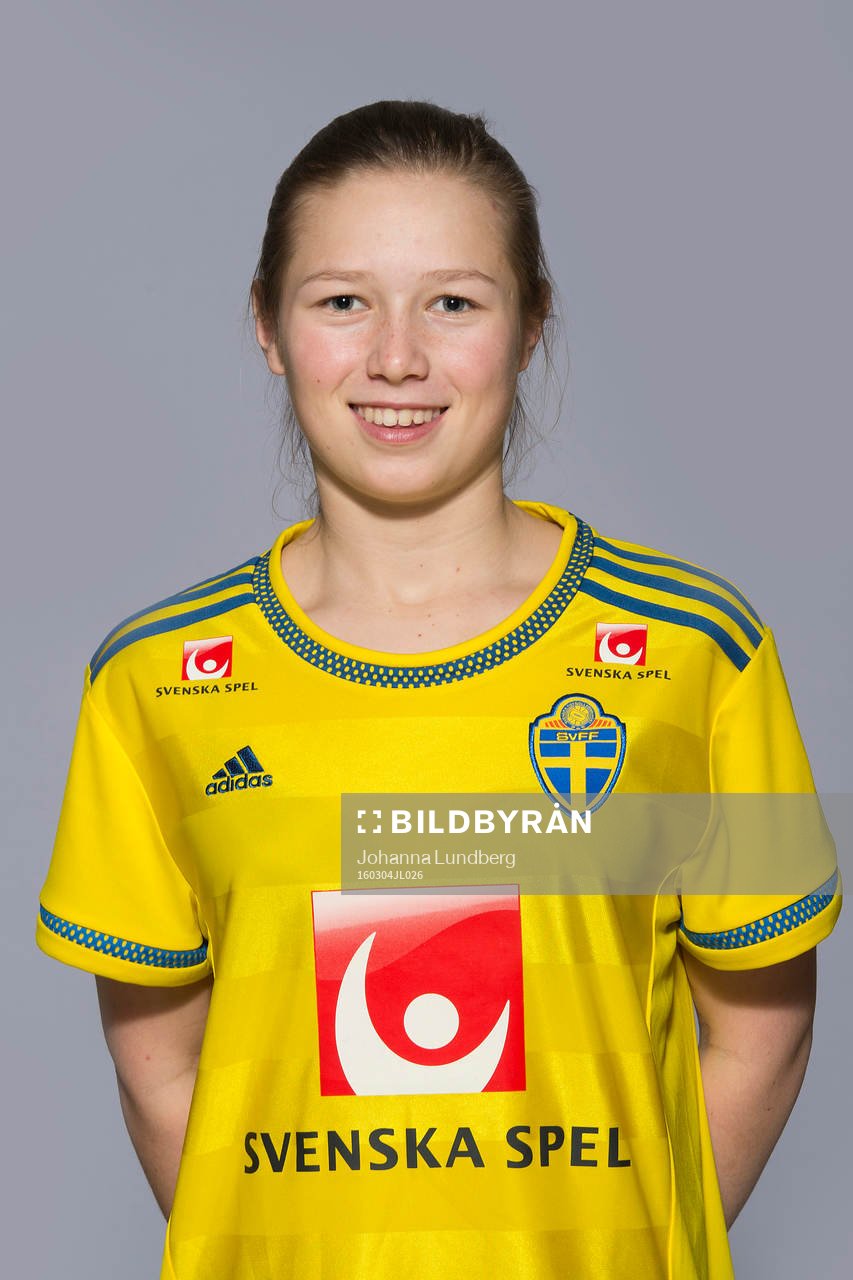 Elina Lenir som spelar i F16 landslaget