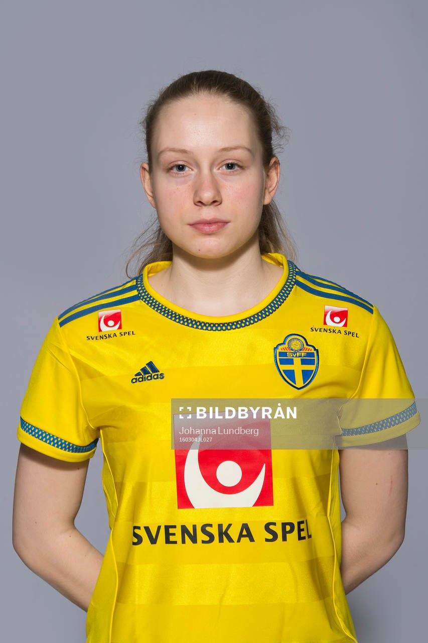 Jonna Dahlberg som spelar i F16 landslaget