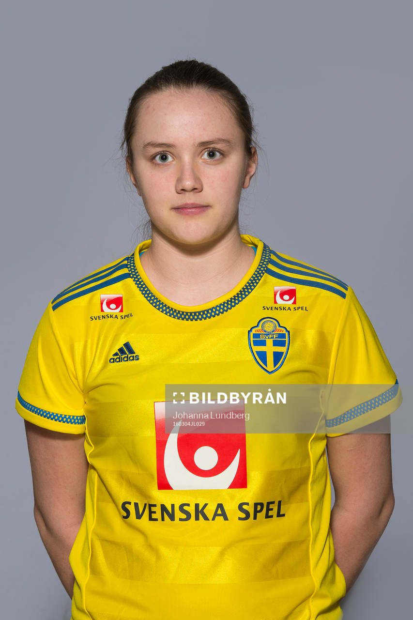 Wilma Stenman som spelar i F16 landslaget