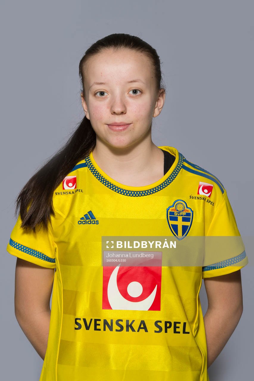 Ida Hyttinen som spelar i F16 landslaget