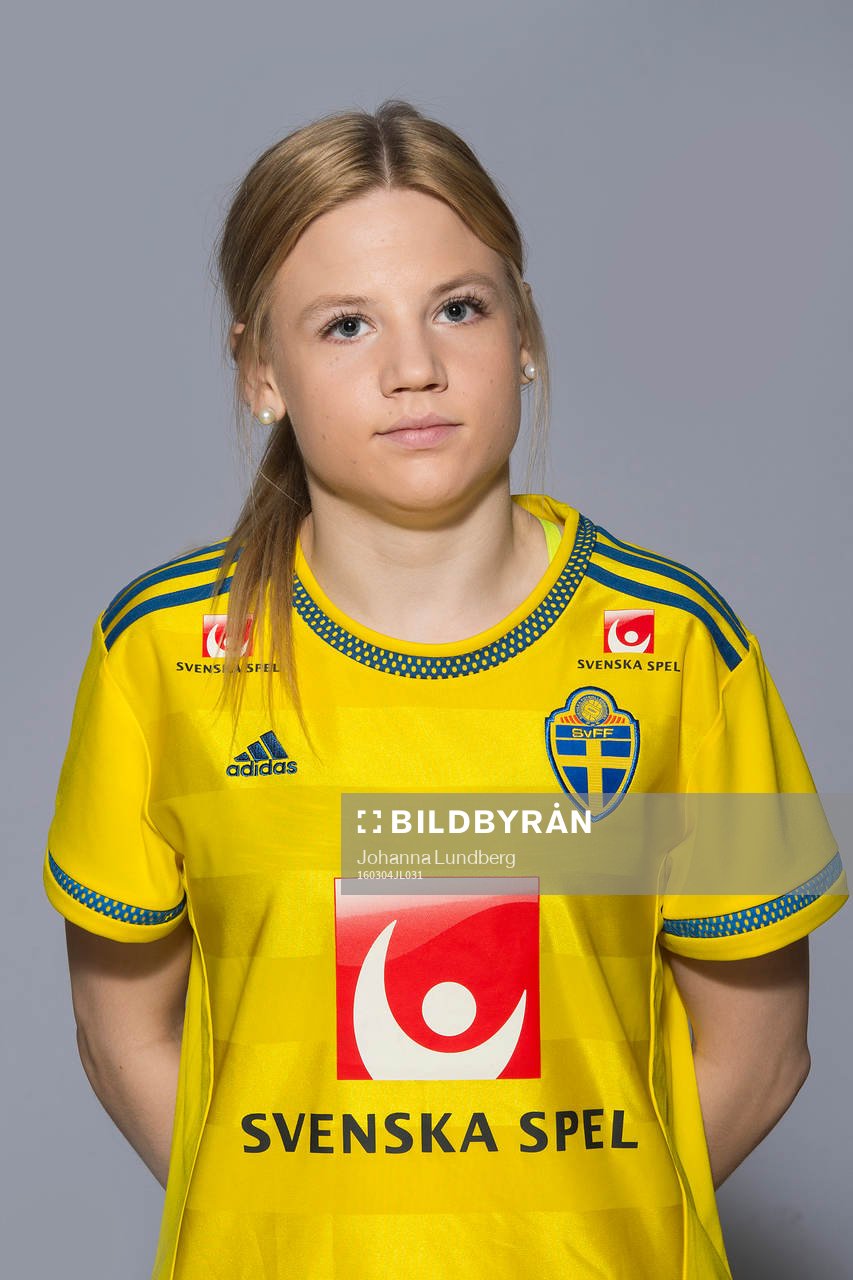 Moa Similä som spelar i F16 landslaget
