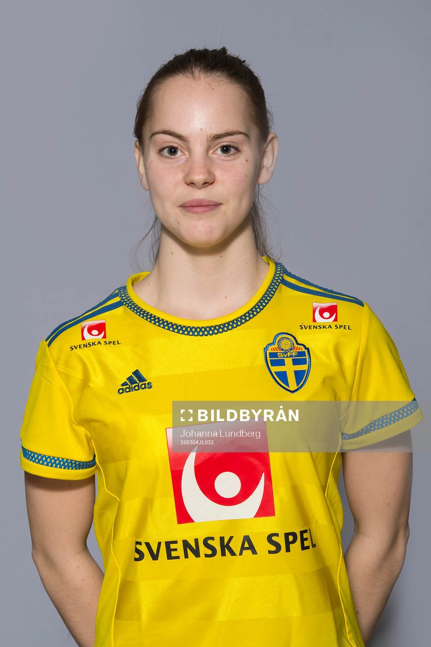 Agnes Nyberg som spelar i F16 landslaget