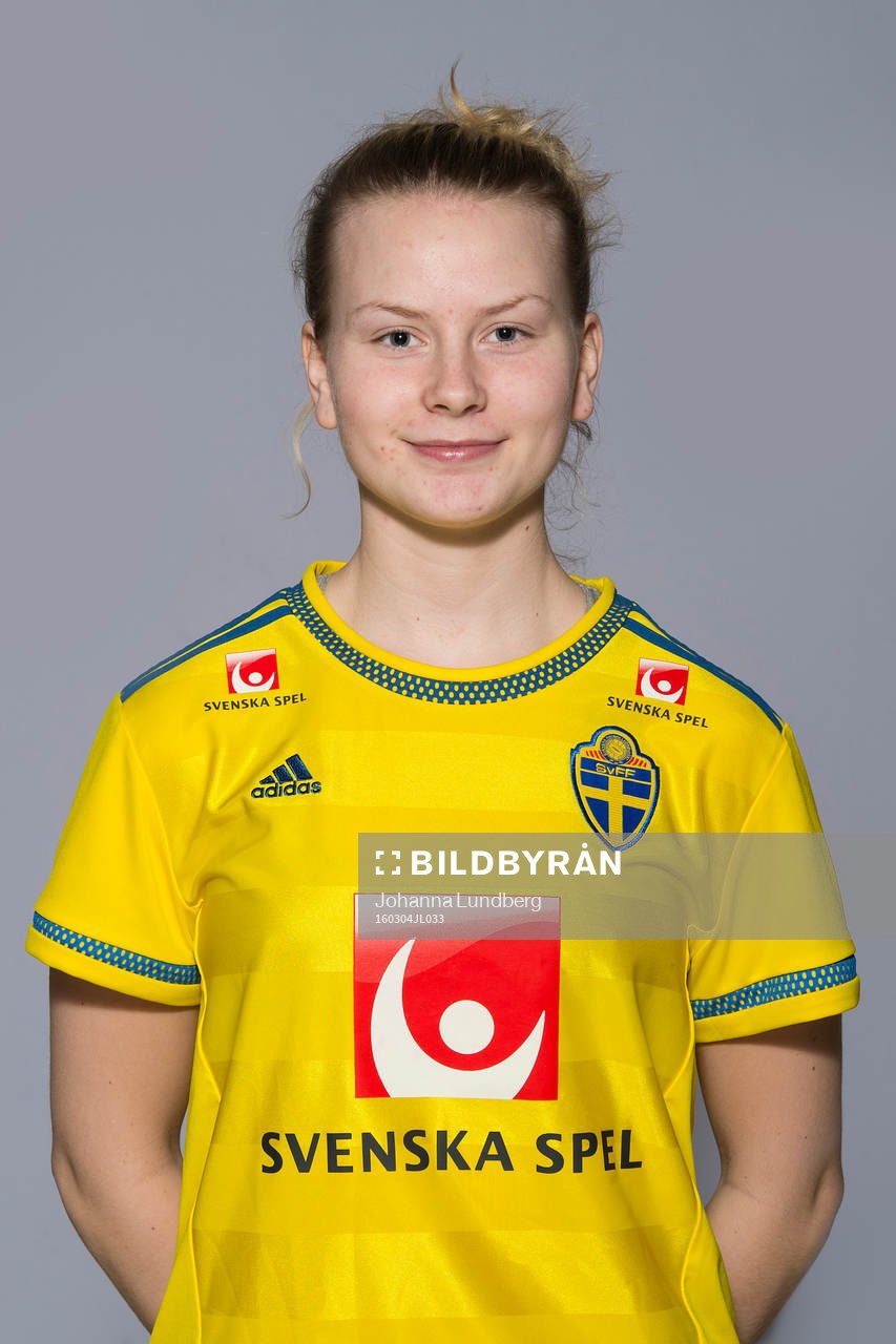 Hedvig Pettersson som spelar i F16 landslaget, poserar för ett porträtt den 4 mars 2016 i Stockholm.