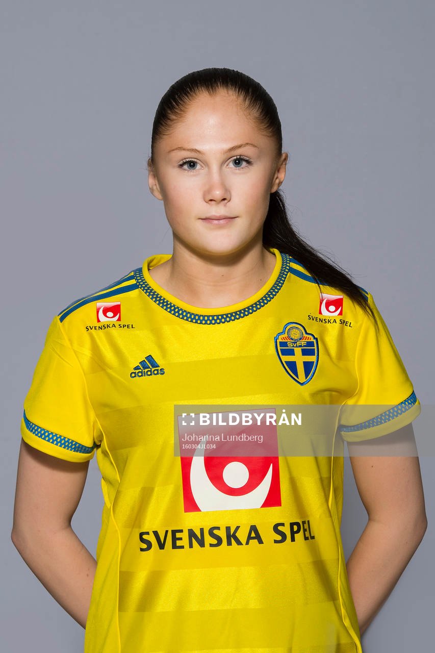 Frida Johansson som spelar i F16 landslaget