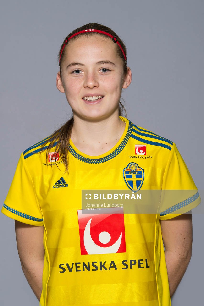 Paulina Nyström som spelar i F16 landslaget, poserar för ett porträtt den 4 mars 2016 i Stockholm.