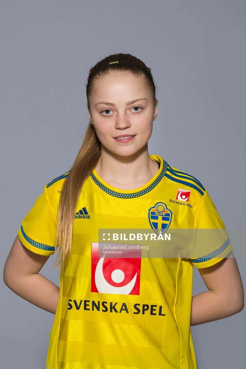 Ebba Costow som spelar i F16 landslaget
