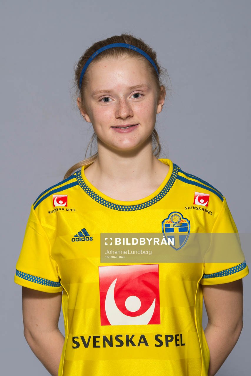 Wilma Thörnkvist som spelar i F16 landslaget