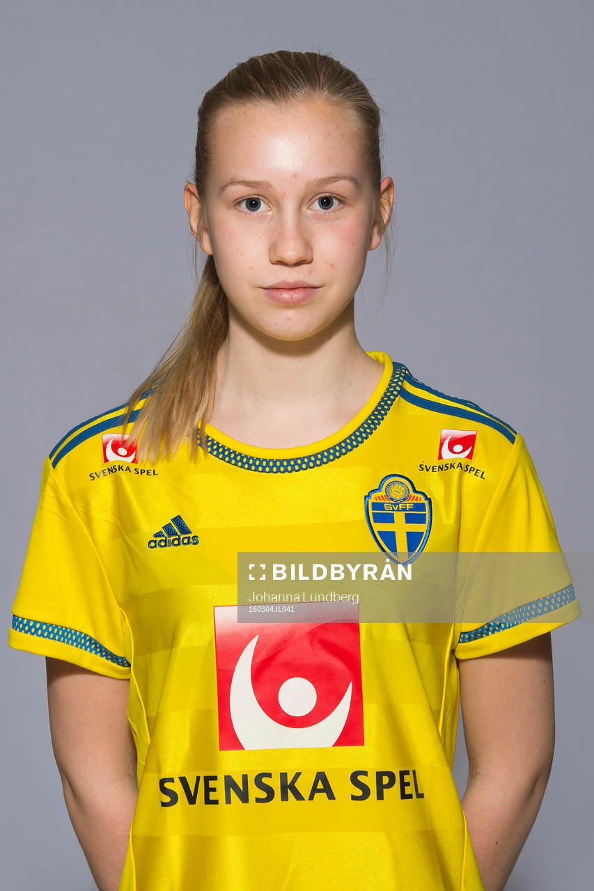 Ebba Karlsson som spelar i F16 landslaget