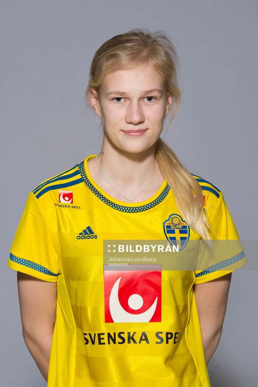 Maja Andersson som spelar i F16 landslaget