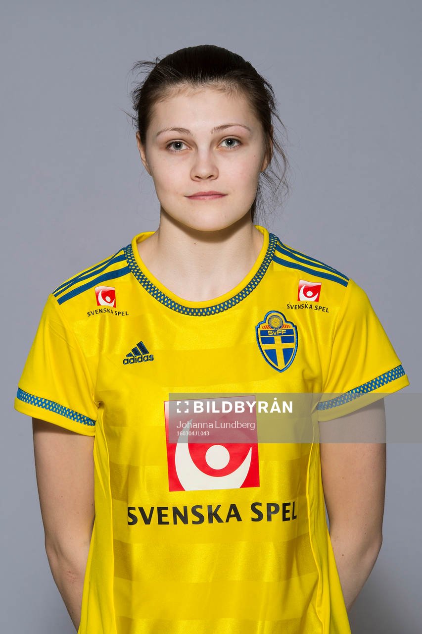 Nina Lycksell som spelar i F16 landslaget