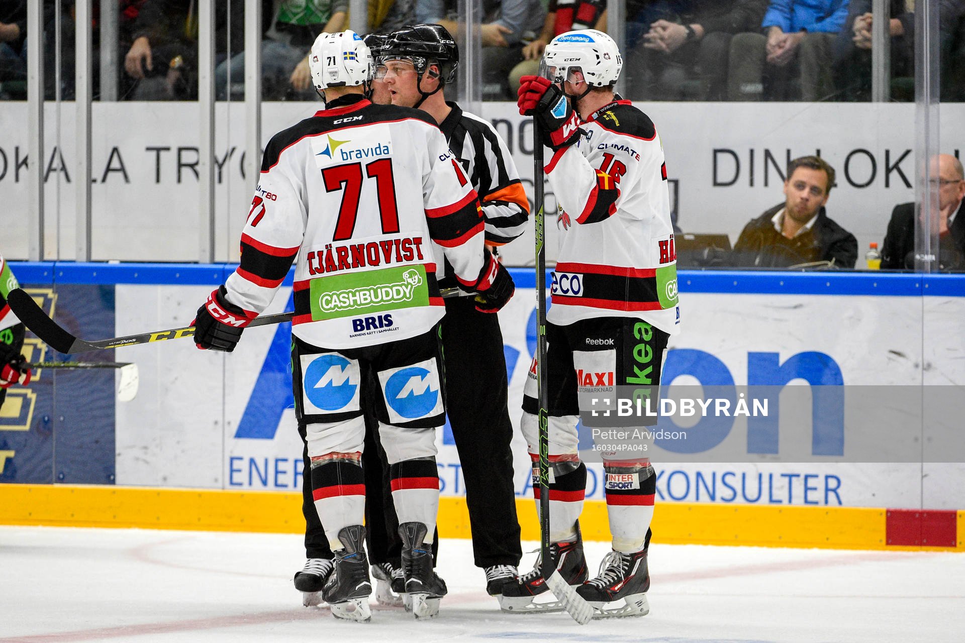 Malmö Redhawks Mathias Tjärnqvist diskuterar med domarna