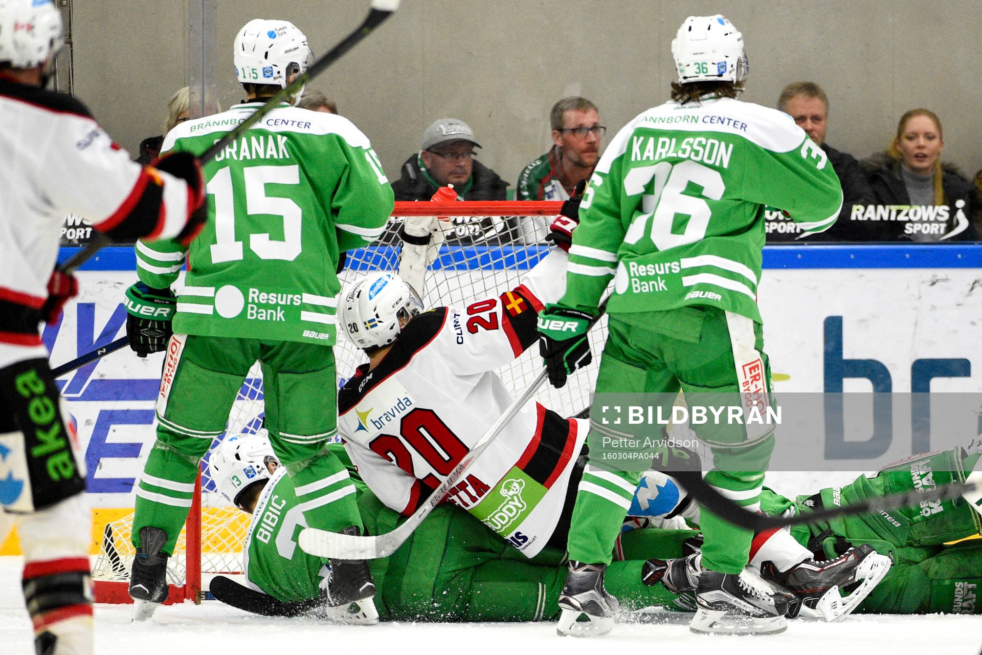 Malmö Redhawks Henrik Hetta faller i målgården och