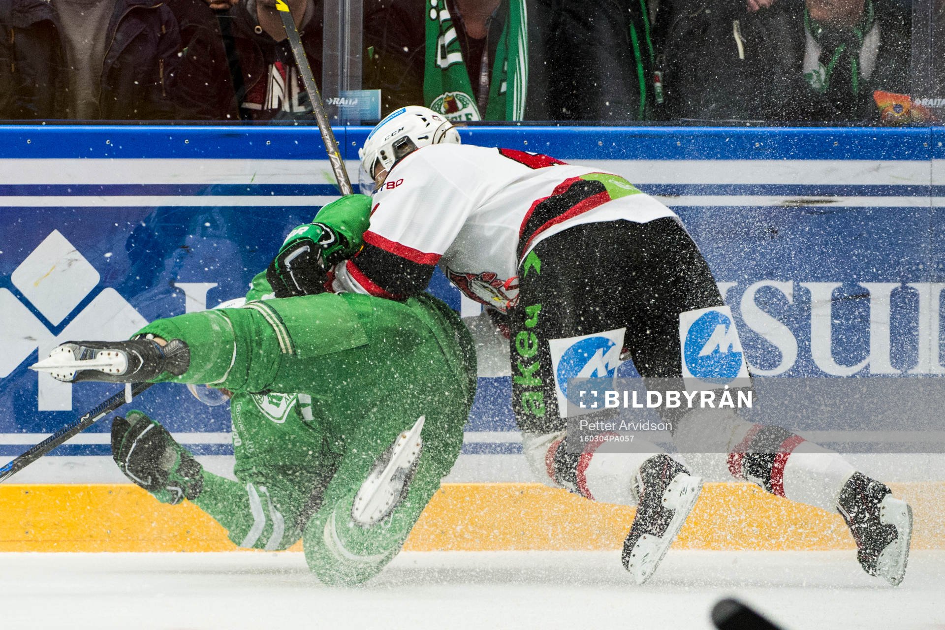 Rögles Viktor Lindgren tacklas av Malmö Redhawks Jens