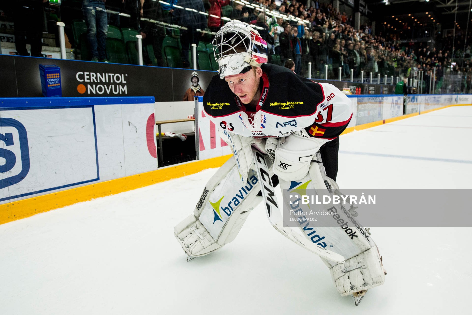 Malmö Redhawks målvakt Jonas Gunnarsson deppar när han