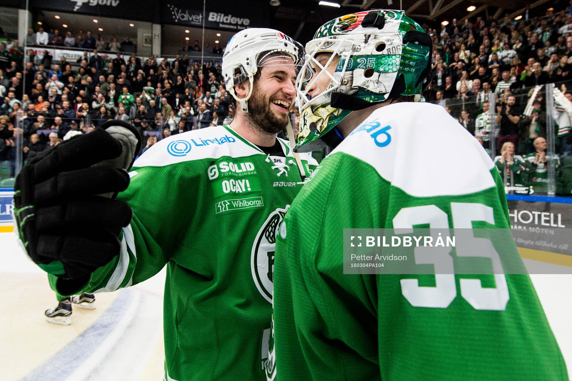 Rögles Jordan Smotherman och målvakt Oscar Dansk jublar