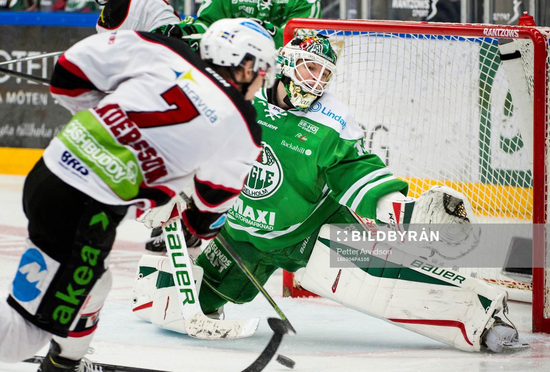 Rögles målvakt Oscar Dansk räddar skott från Malmö